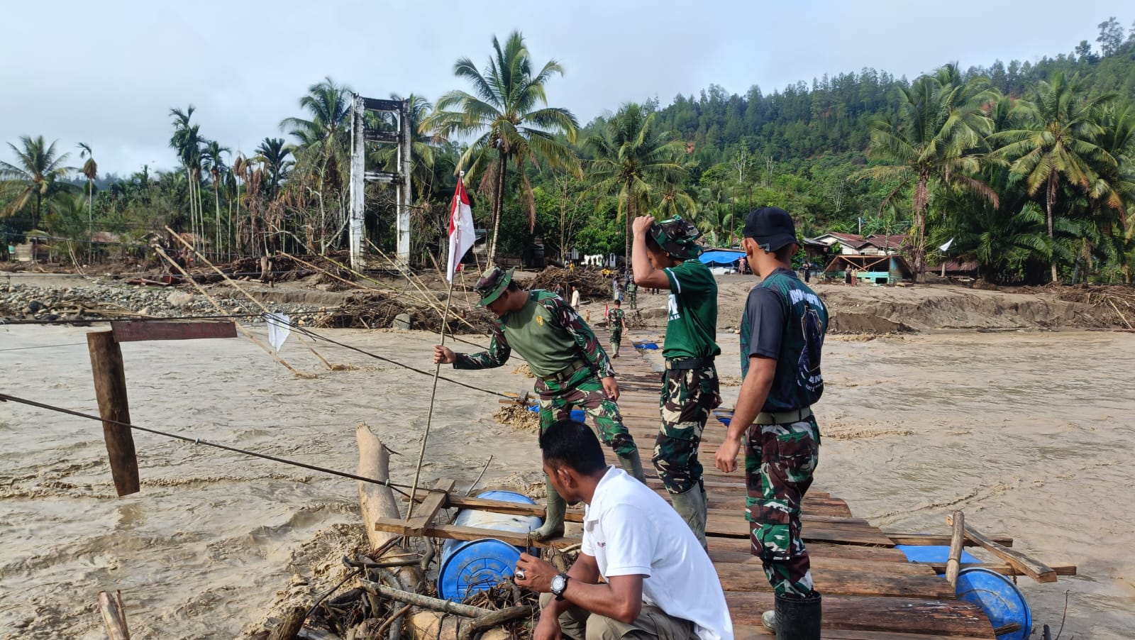 Rusak akibat arus sungai, Personel Kodim 0106/Aceh Tengah bersama Warga Gotong royong Perbaiki Jembatan darurat Reje Payung