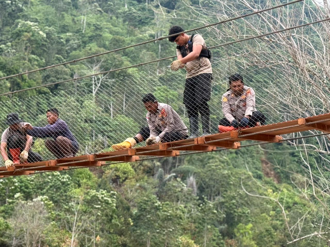 Polres Gayo Lues Selesaikan Pembangunan Jembatan Gantung di Dusun Begade Empat