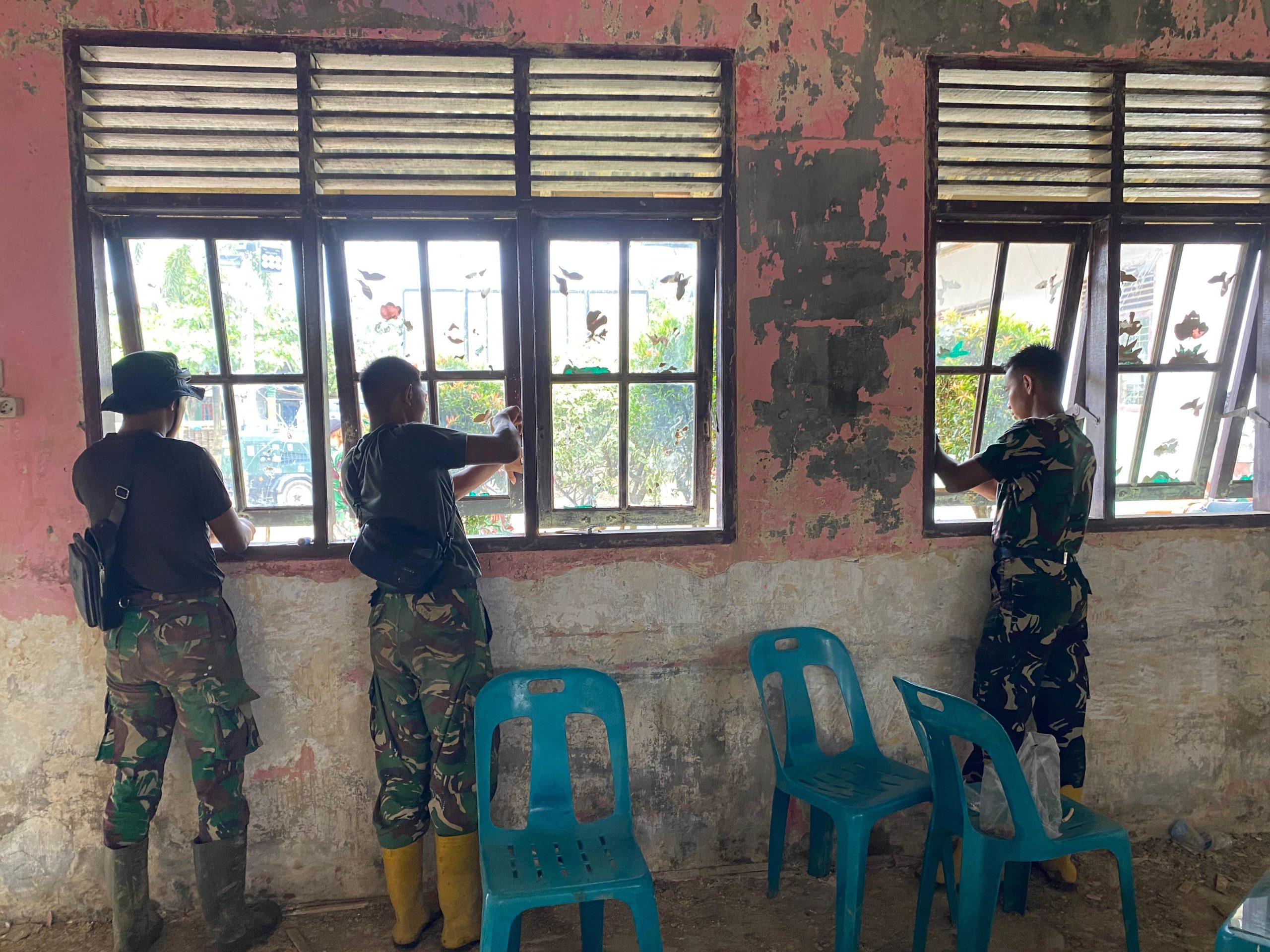 TNI Percepat Perbaikan Fasilitas Pendidikan Terdampak Banjir Bandang dan Longsor