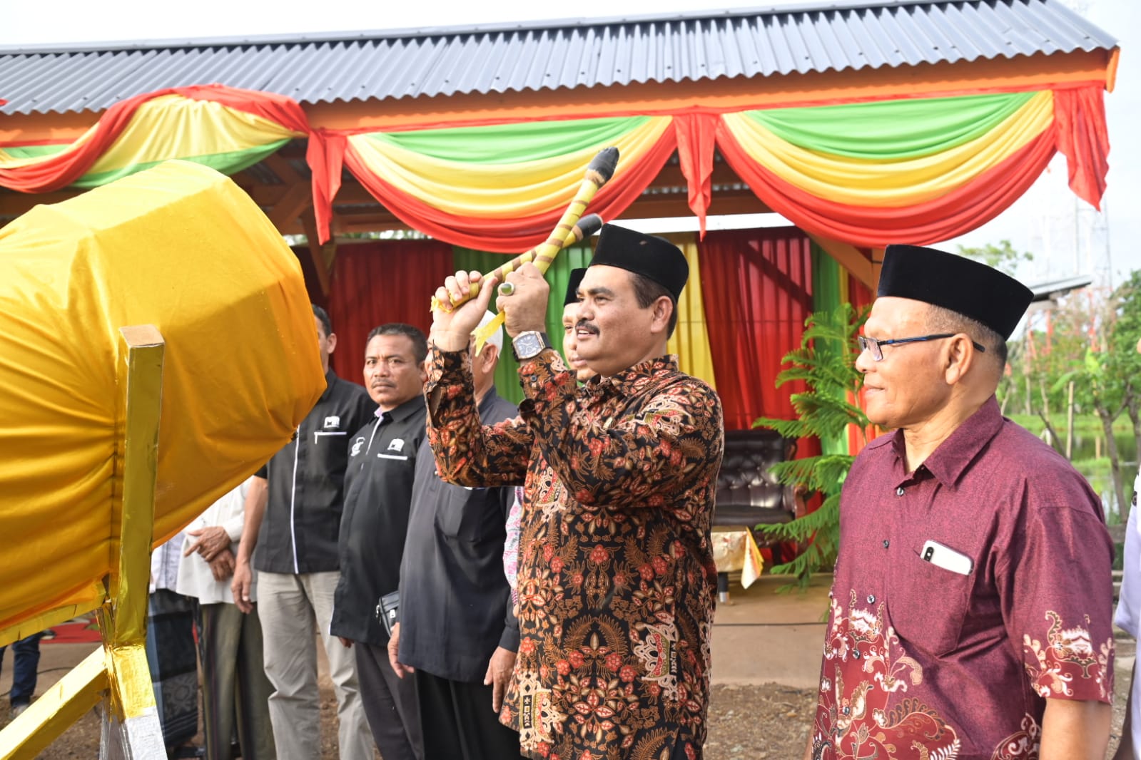 Pukul Bedug, Kadis PMG Aceh Besar Resmikan Bazar Ramadhan dan Launching Meunasah Gampong Leu Ue
