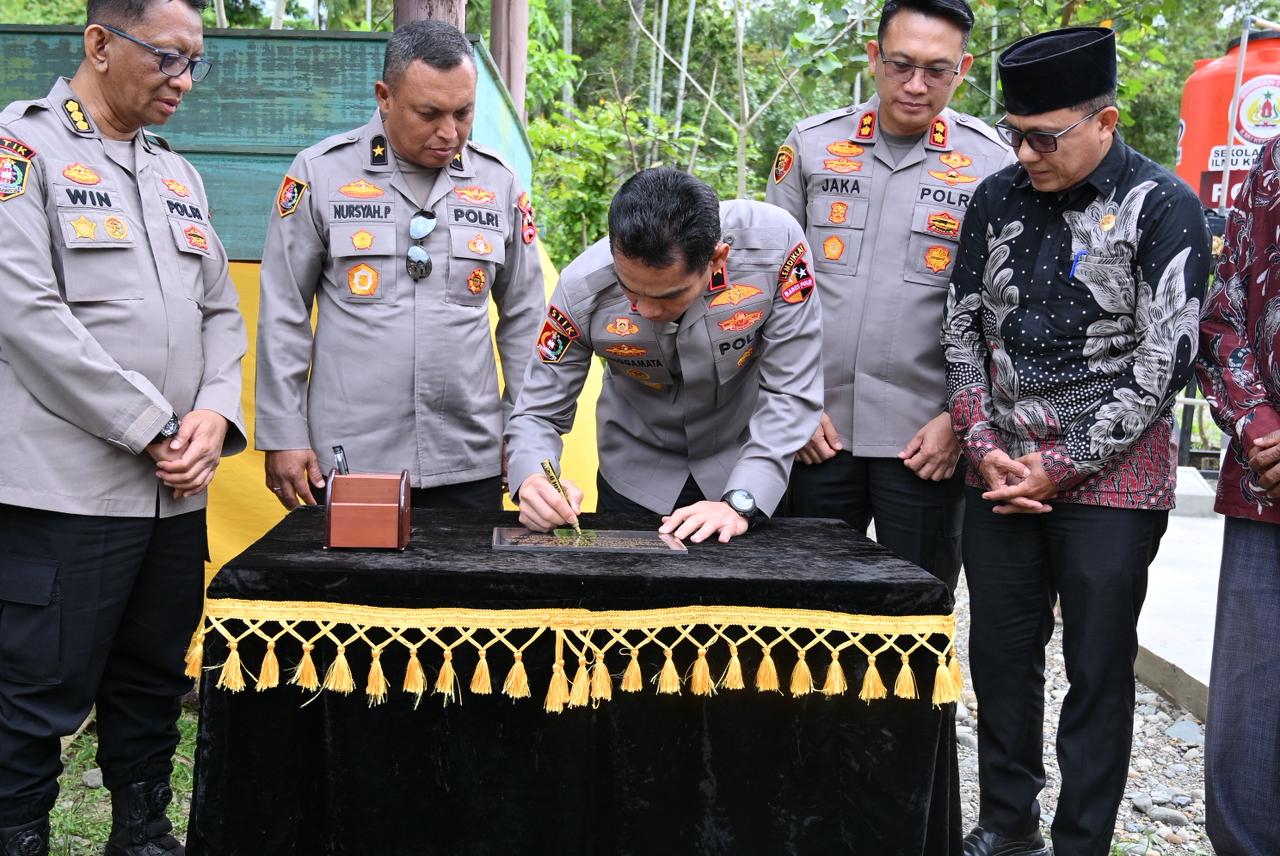 Direktur Program Sarjana STIK Lemdiklat Polri Resmikan Sumur Bor Bantuan Mahasiswa STIK 83/WPS di Kembang Tanjung Pidie