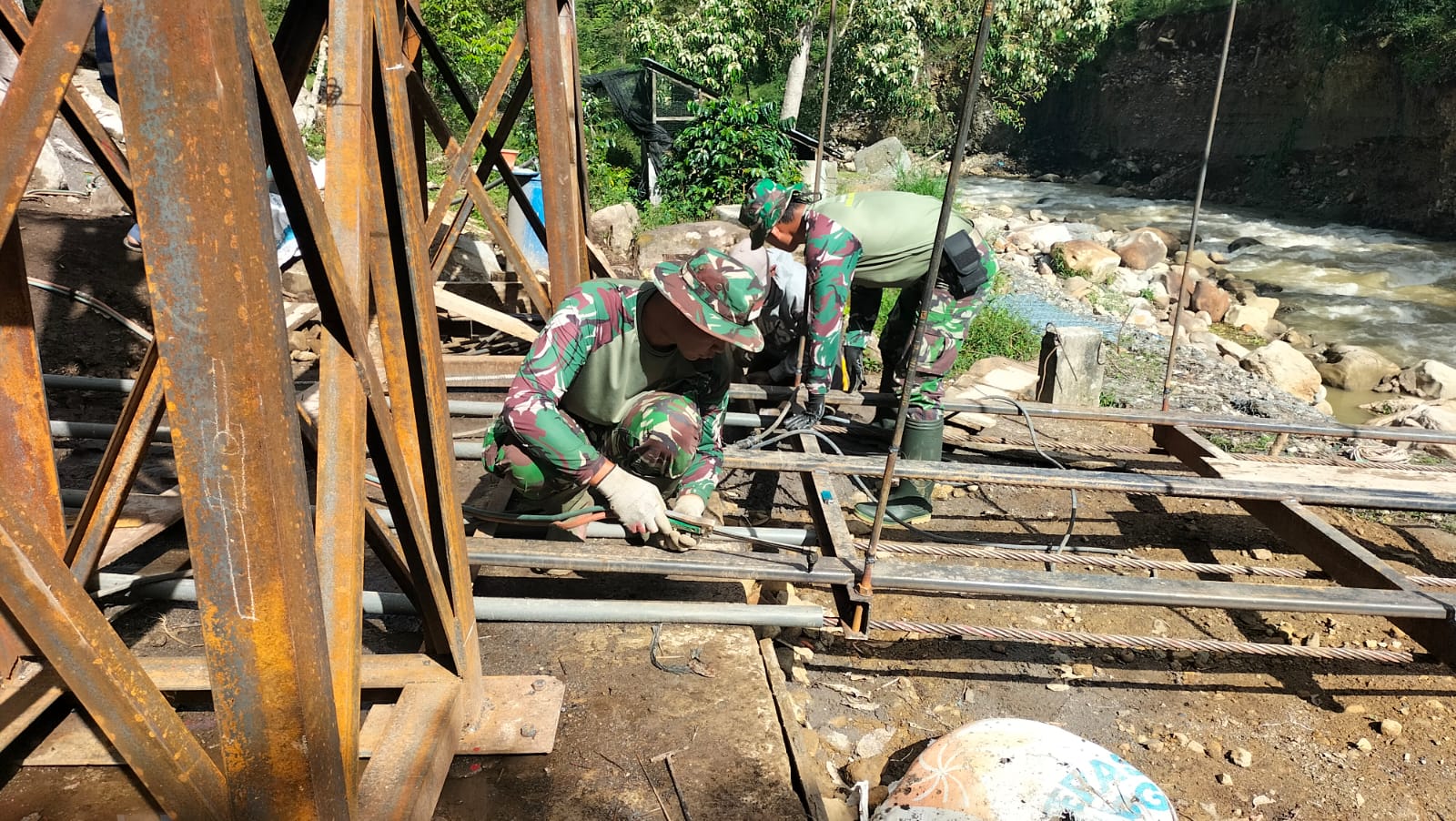 Pembangunan Jembatan Perintis Dusun Gantung Langit, Aceh Tengah terus dikebut, Progres capai 51,8 Persen.