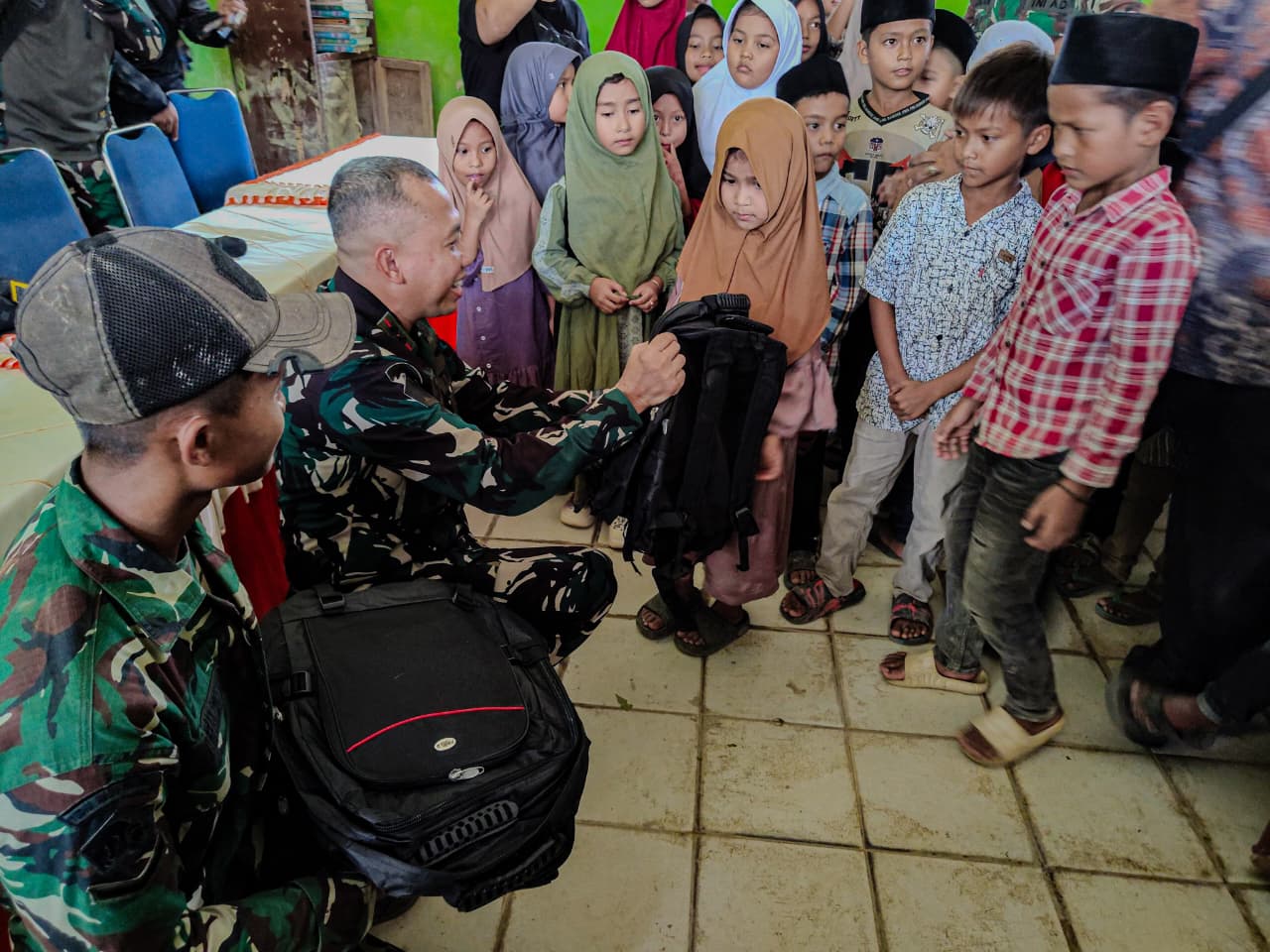 Satgas Gulbencal Yonzipur 5/ABW Salurkan Bantuan Perlengkapan