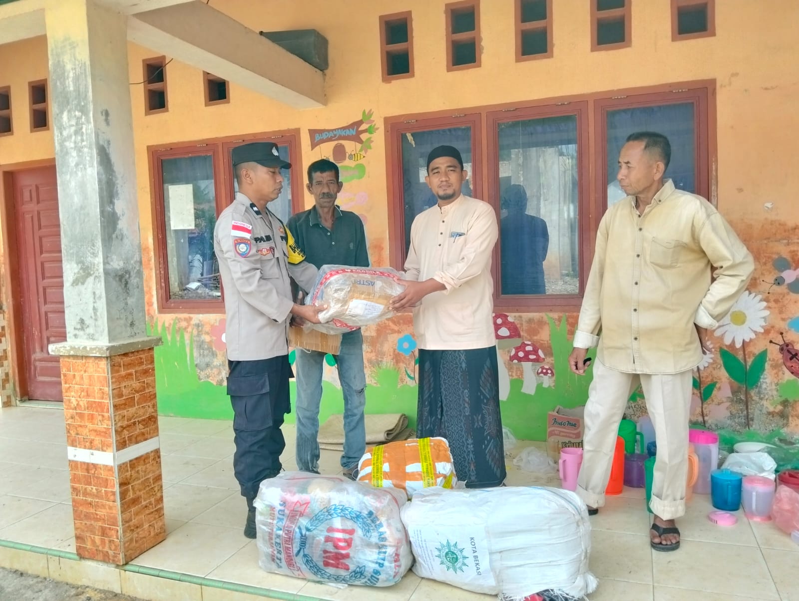 Polres Aceh Timur Salurkan Bantuan Sembako Untuk Korban Banjir di Tiga kecamatan