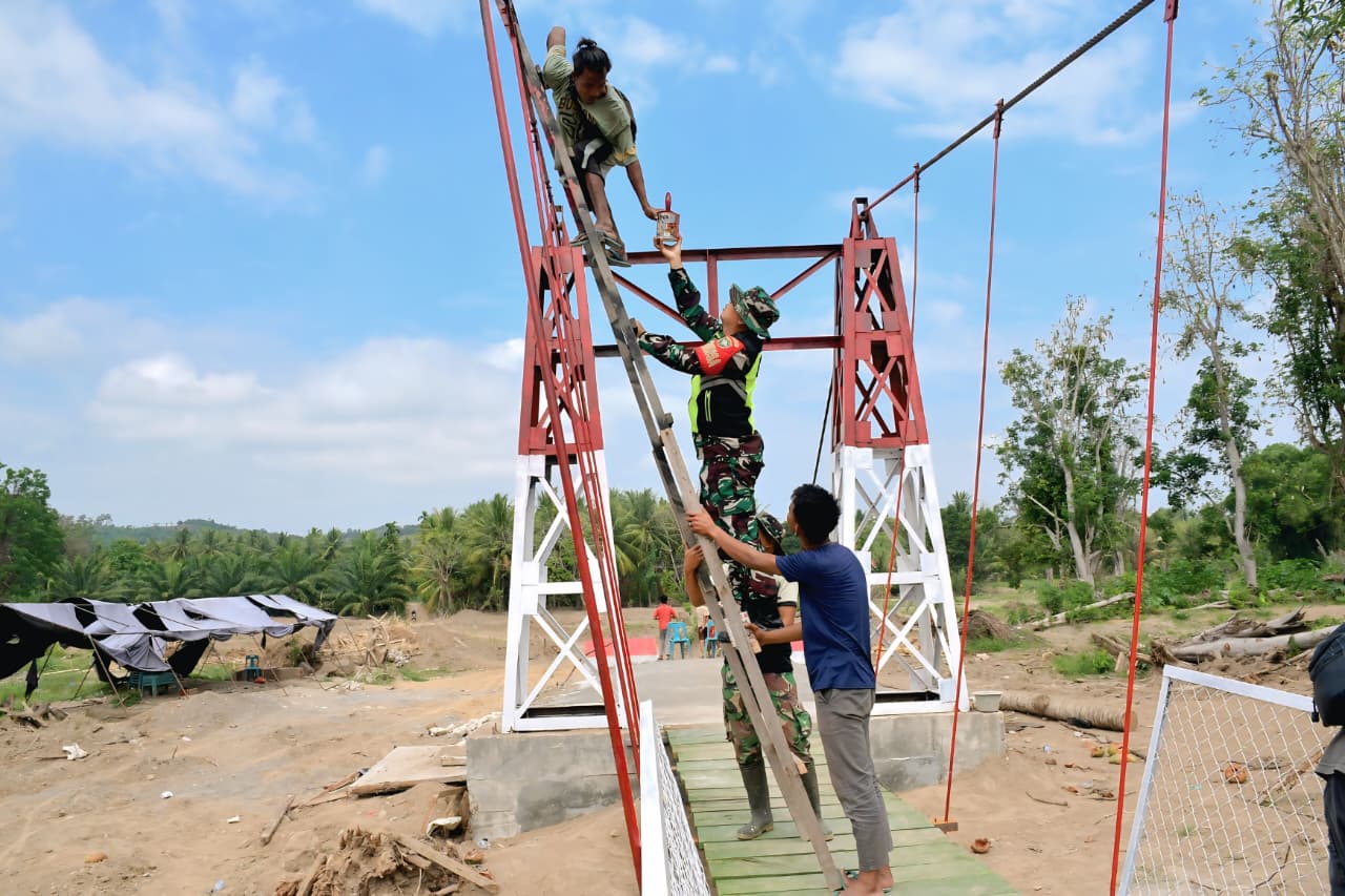 TNI dan Warga Rampungkan Pembangunan Jembatan Perintis Meunasah Krueng, Bireun