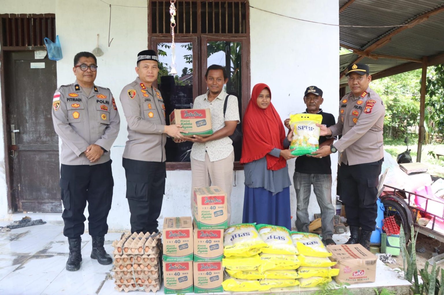 Kapolres Pidie Serahkan Bansos untuk Korban Puting Beliung di Kota Sigli
