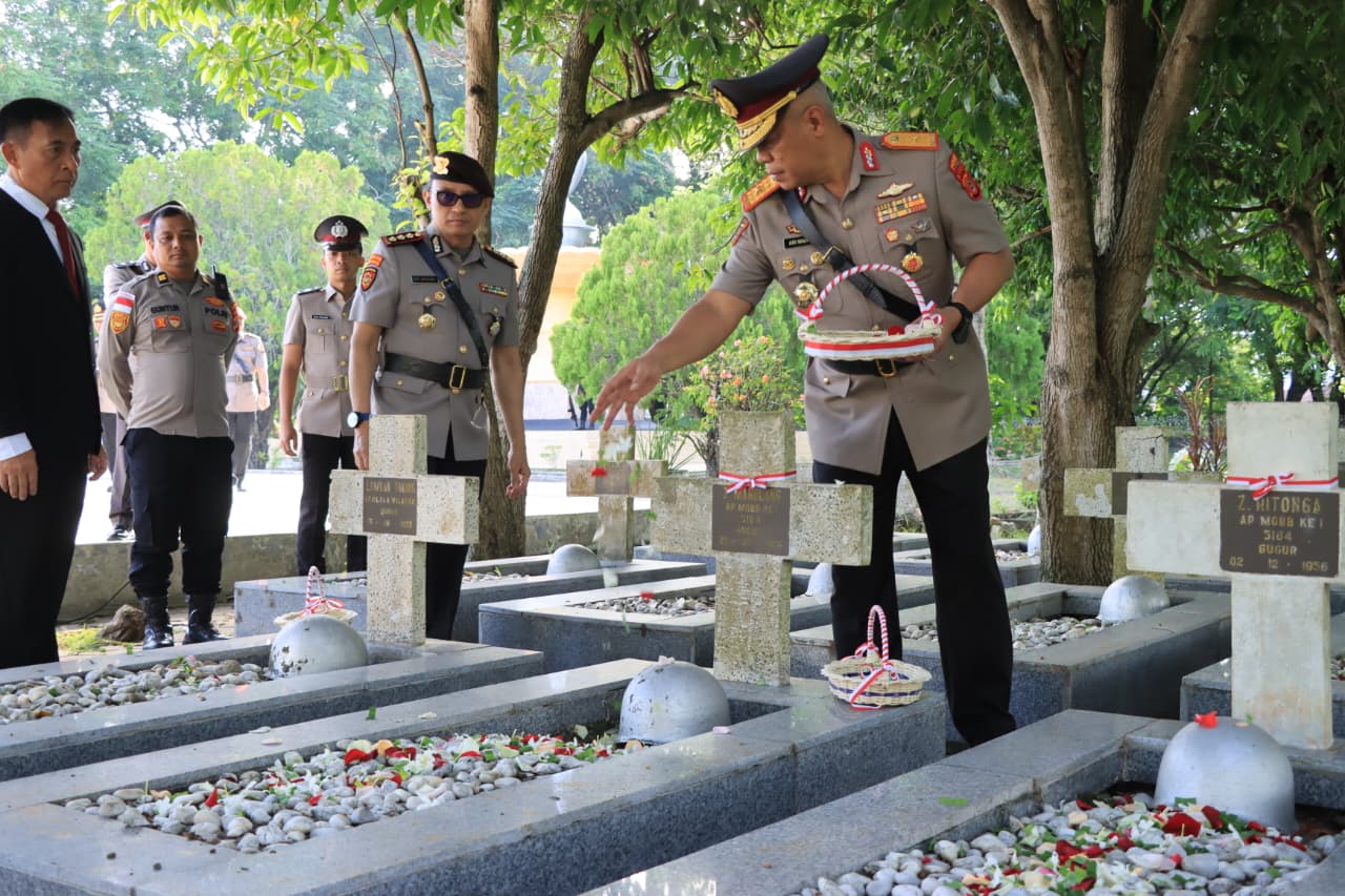 Wakapolda Aceh Pimpin Ziarah di TMP Banda Aceh Peringati Hari Bhayangkara ke-80