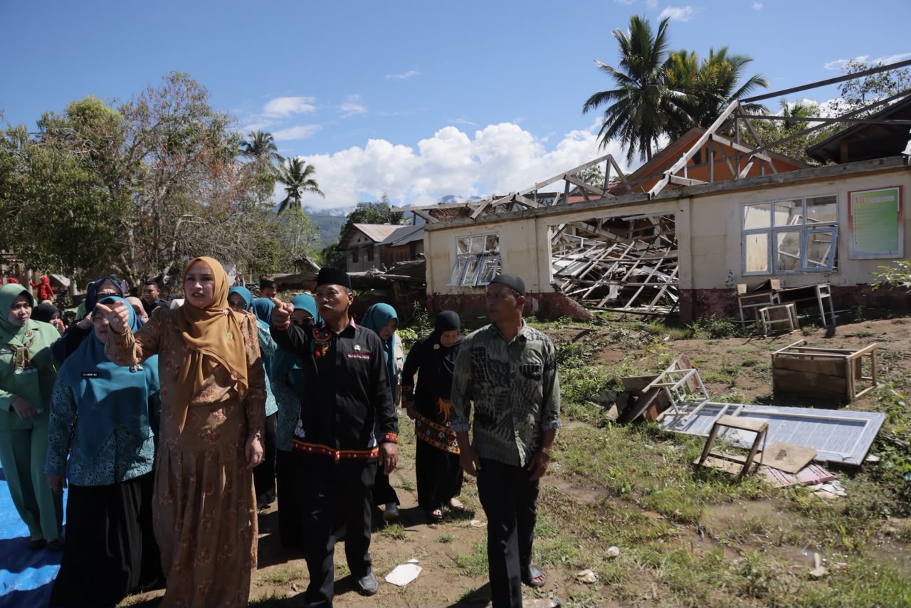 Kak Na Berbagi Seragam di Sekolah Darurat Pantan Nangka