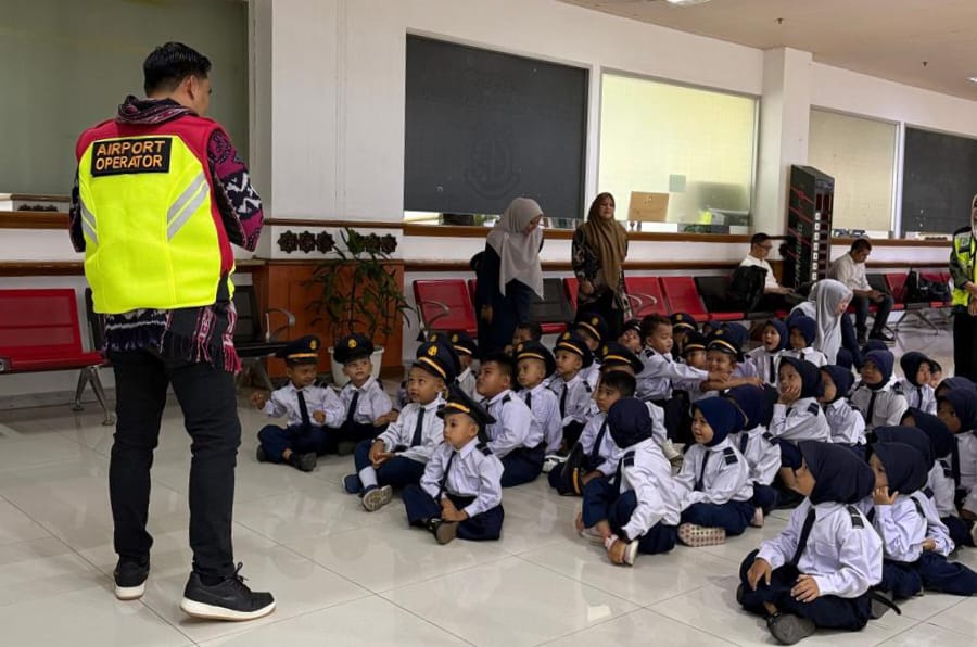 Bandara SIM Kenalkan Dunia Penerbangan Bagi Siswa TK Akadyasa