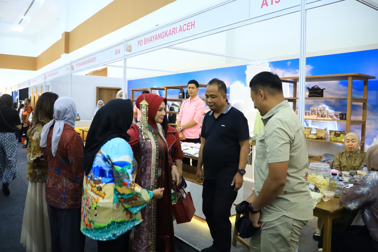 Kapolda Aceh Kunjungi Stan Bhayangkari Daerah Aceh di Bazar Kreasi Bhayangkari Nusantara 2026