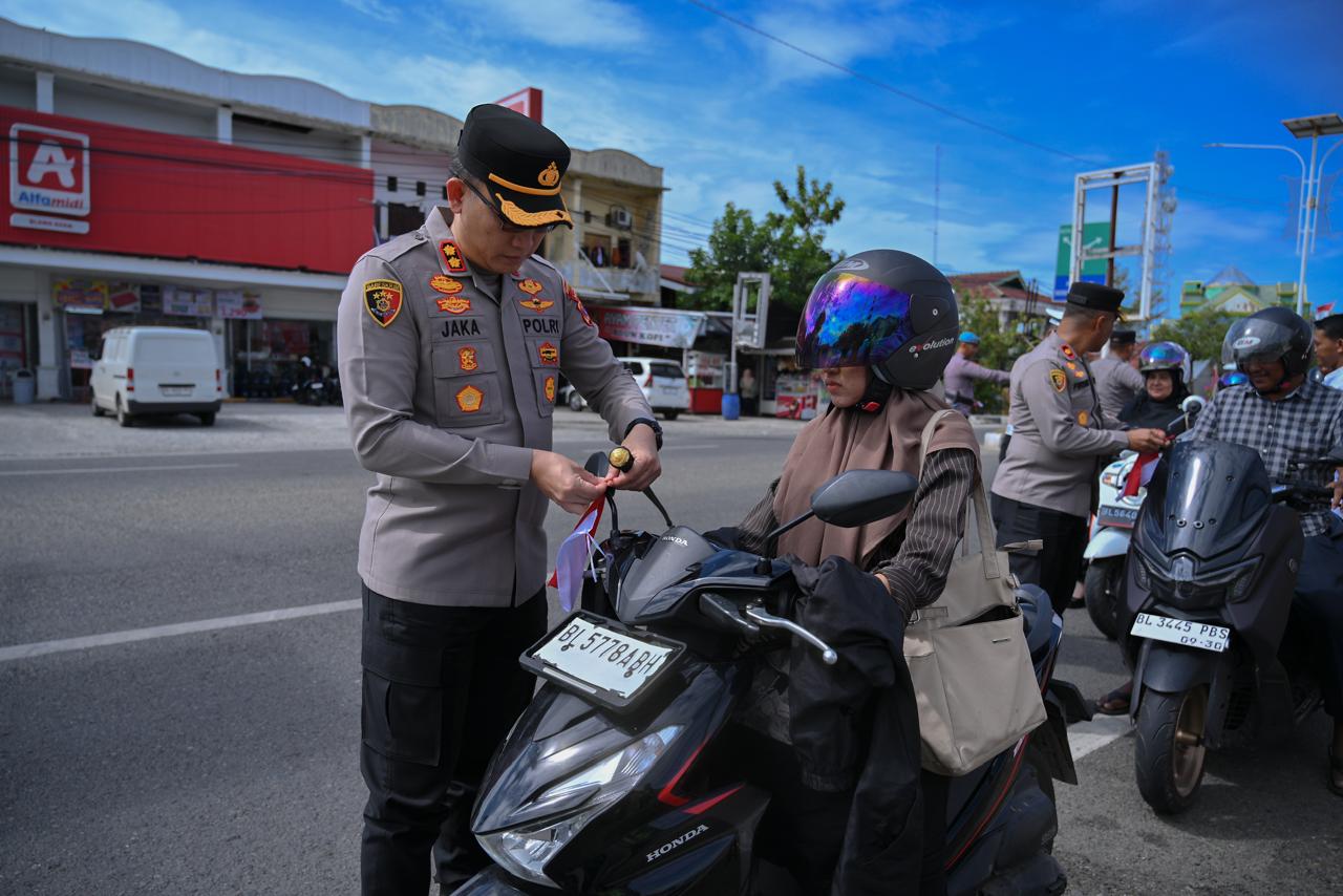 ‎Tumbuhkan Cinta Tanah Air, Kapolres Pidie Bagikan Bendera Merah Putih kepada Pengguna Jalan