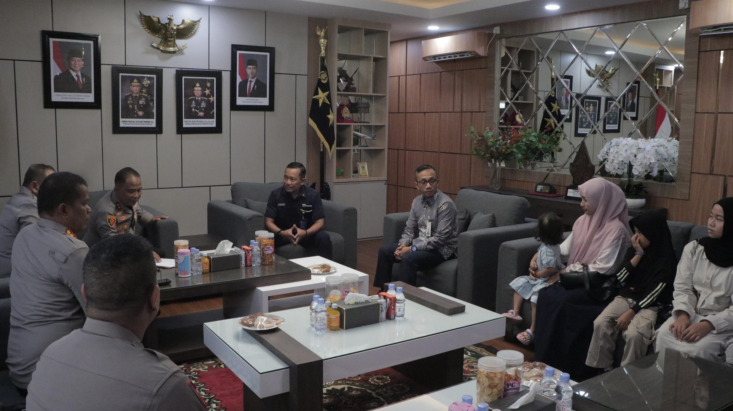 Kapolda Aceh Serahkan Jaminan Kecelakaan Kerja kepada Keluarga Alm. Bripka Kurniadi