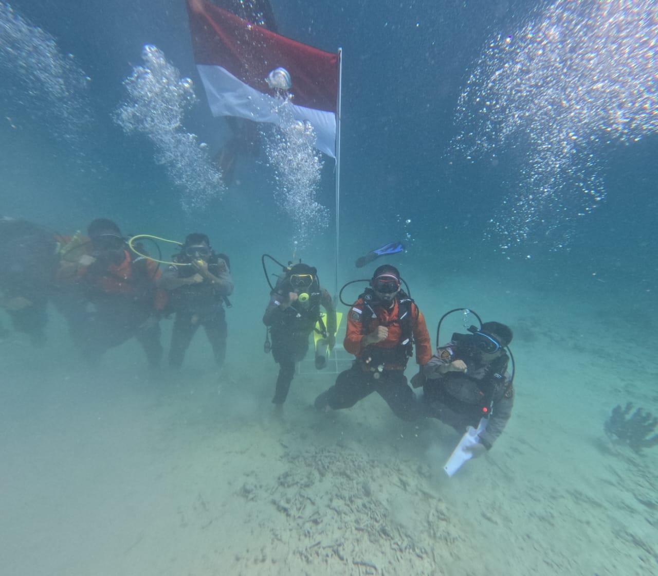 Personel Polres Simeulue Kibarkan Bendera Merah Putih di Bawah Laut pada Hari Kemerdekaan