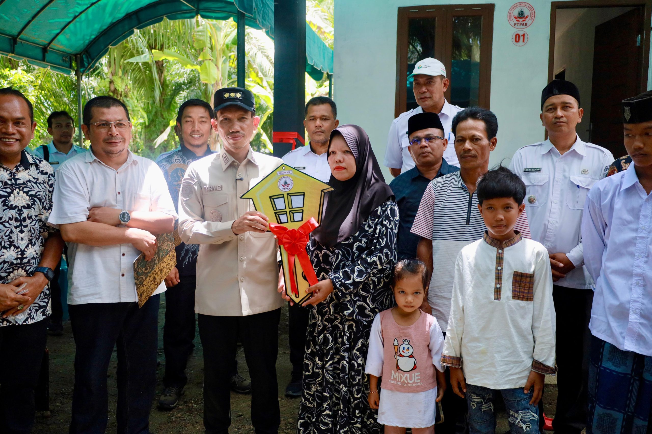 Bupati Tarmizi Serahkan Rumah Layak Huni kepada Warga Pasi Jeut