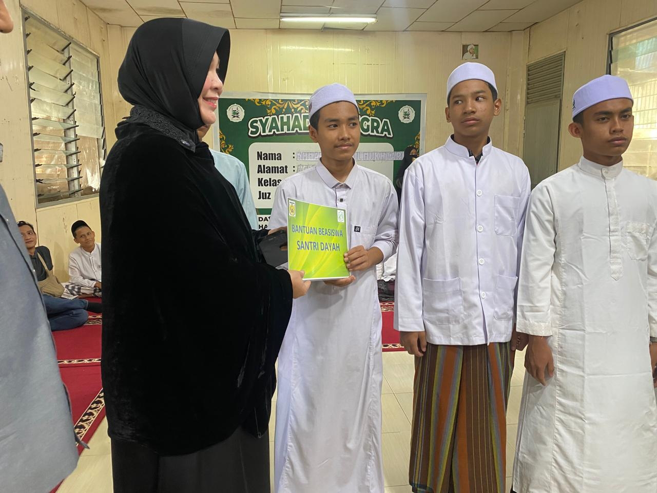 Wali Kota Banda Aceh Serahkan Santunan kepada Santri Dayah Al-Fathani